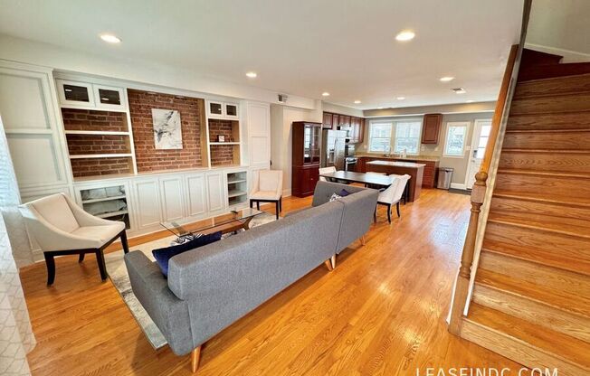1334 QUEEN ST NE