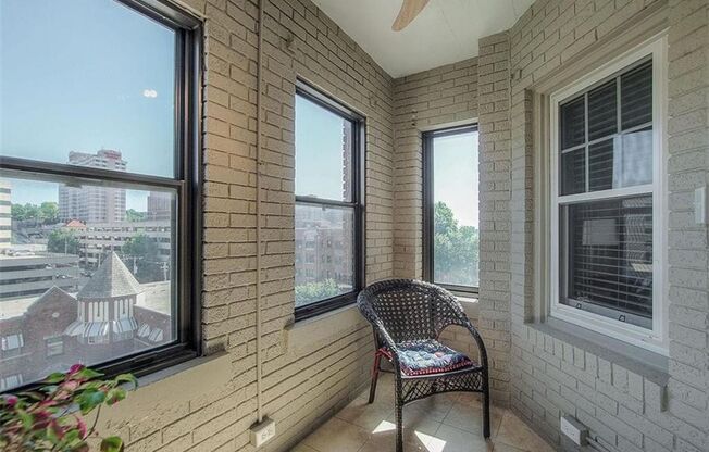 2 beds, 1 bath, $1,525