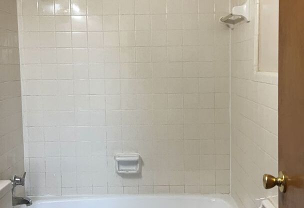 2 beds, 1 bath, 950 sqft, $1,085, Unit C05 Manor
