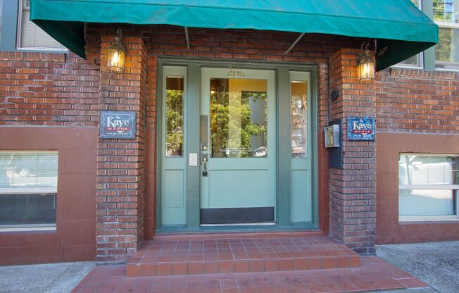 Bright Top Floor One-Bedroom in Amazing Location!