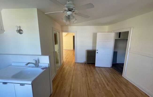 2 beds, 1 bath, $1,100, Unit 1722A Upper