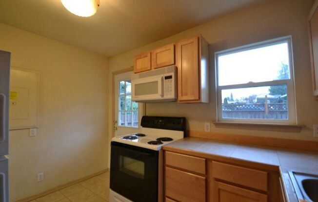 2 beds, 1 bath, $2,200