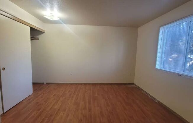 2 beds, 1 bath, 850 sqft, $1,295, Unit A