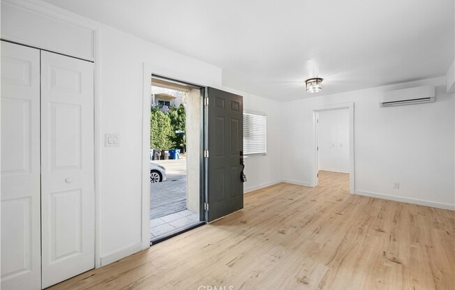 1303 N BEVERLY GLN BLVD