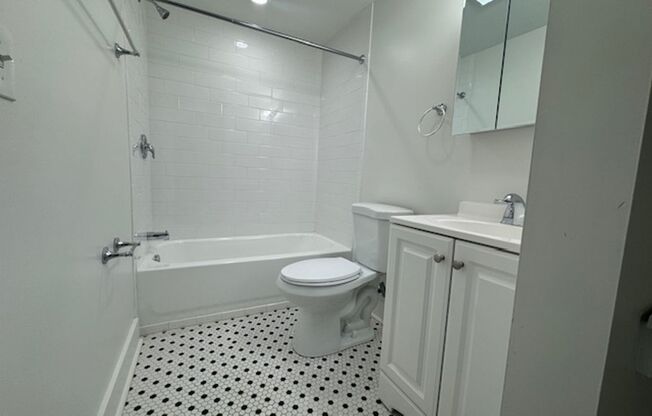 2 beds, 1 bath, 750 sqft, $2,090, Unit 5645 Hobart Street #2