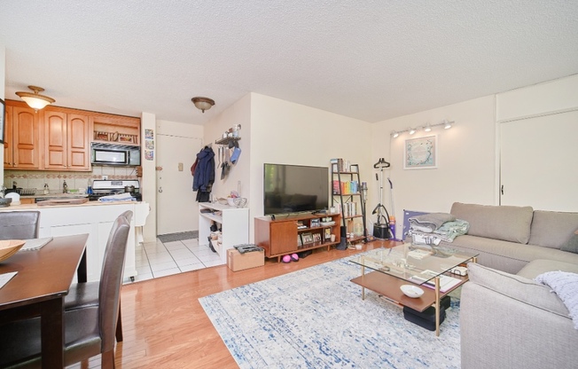 353 E 72 ST