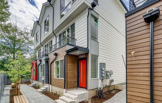 Immaculate 3 Bed 2 Bath Seattle Townhome @ An Incredible Location!