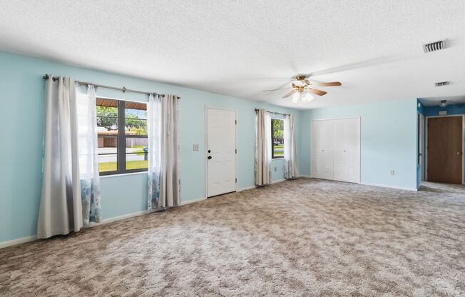 Charming 2/2 Spacious Home with/ 1 Car Garage in St. Cloud Close to the Lakefront Park