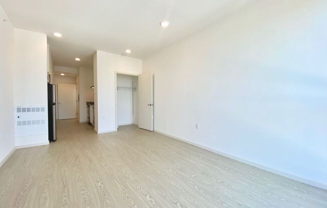 Studio, 1 bath, 410 sqft, $2,040, Unit 1335 Folsom St, Unit 501