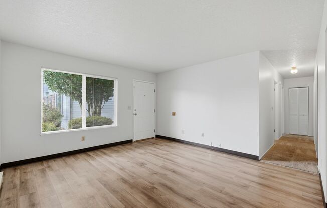 3 beds, 1 bath, 886 sqft, $1,575, Unit 16