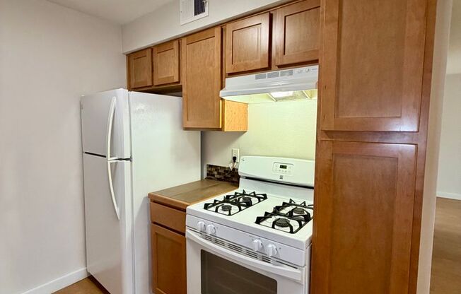 2 beds, 1 bath, 900 sqft, $1,145, Unit LAW13-106