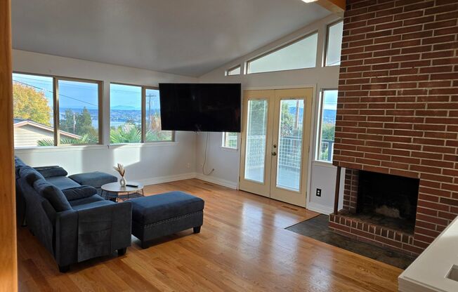 Renton Brynmawr Seattle area,  View of Lake Washington!  4 bedroom large split level home for rent - Ready for move in now!