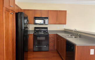 3 beds, 3 baths, $2,295, Unit 21