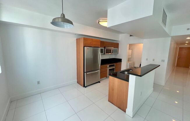 Stunning 1-bedroom/2-bath + den apartment in the highly sought-after Vizcayne Condo in the heart of downtown