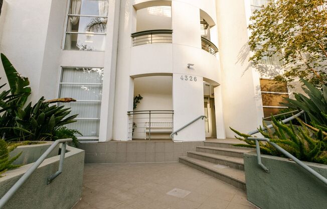 For Lease! Beautiful 2 Bedroom 2 Bathroom Studio City Condominium Ready for Move-In
