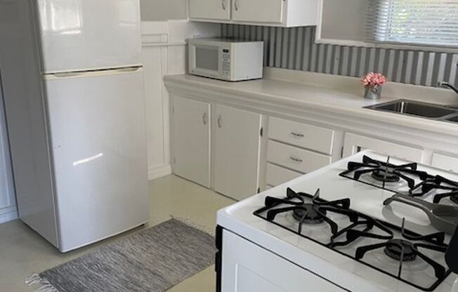 2 bedroom 1 bath Brea $3200