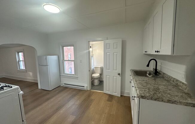 1 bed, 1 bath, $1,400, Unit 2-B