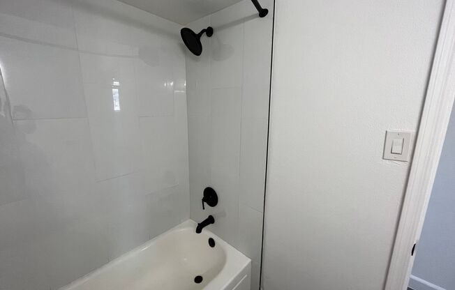 2 beds, 2 baths, 977 sqft, $1,595, Unit 18