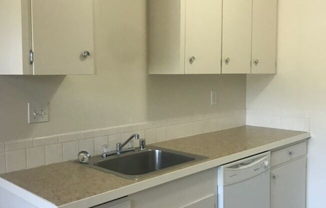 1 and 2 bedroom apartments near Clark College!!