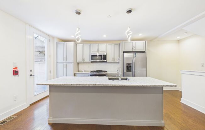 Beautiful modern bright 2 bed 1 bath with private patio