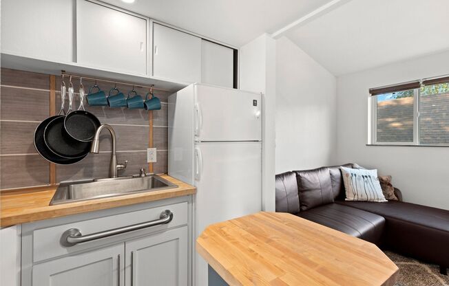 1 Bath Furnished Studio in Woodlawn!