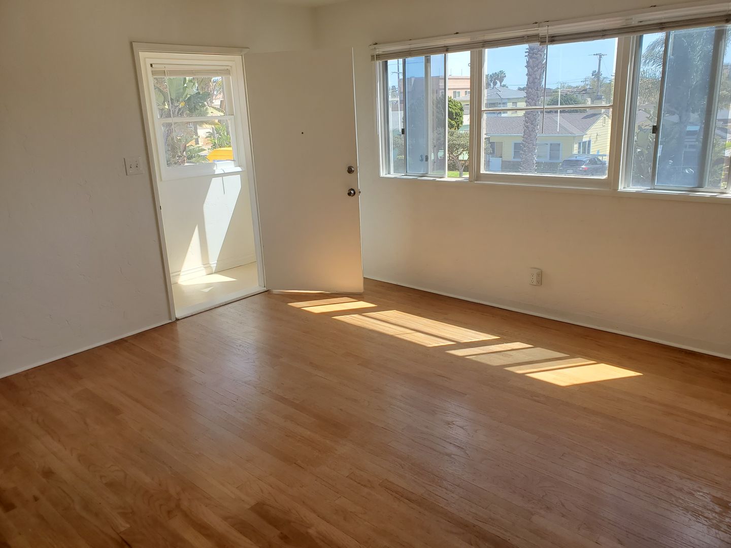 Pacific Beach / Large 1-Bedroom! Private Patio, Hardwood Floors, Parking & Pet Friendly!