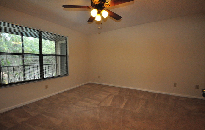 1 bed/1 bath, 3rd Floor Condo Overlooking the Pool! Half off first FULL Month's Rent