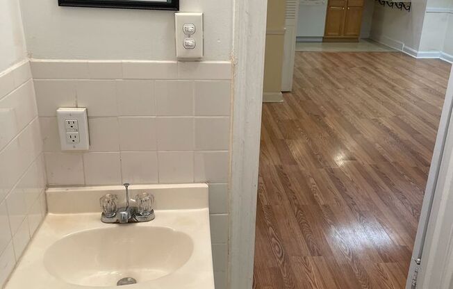 Studio, 1 bath, 294 sqft, $1,225, Unit New King Edward  1A4