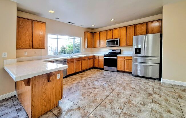 Beautiful Tri-level 4bd House w/Attached Garage & Low Maintenance Yards