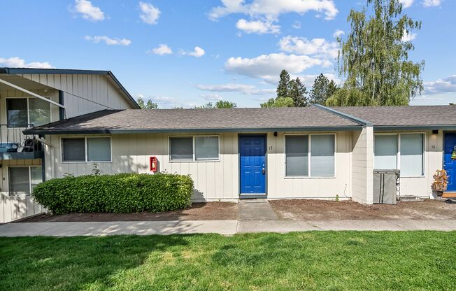 3 beds, 1 bath, 864 sqft, $1,995, Unit 17
