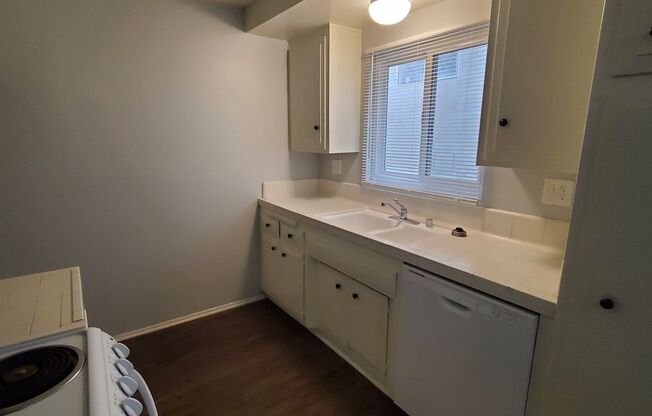 2 beds, 2 baths, $2,575, Unit B