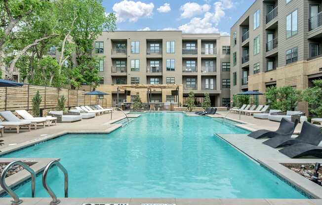 A pool with a 3ft4in no diving sign.