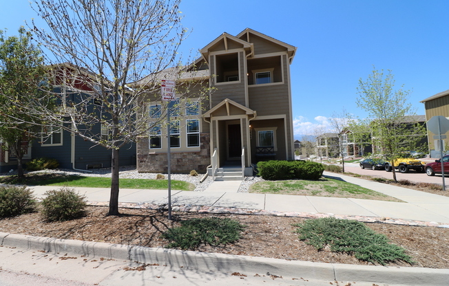 3bdrm 3bath home with 2 car garage