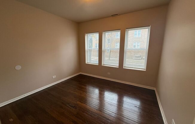 3 beds, 1 bath, $1,500, Unit 7800 #1N