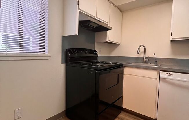 2 beds, 1.5 baths, 850 sqft, $1,395, Unit E