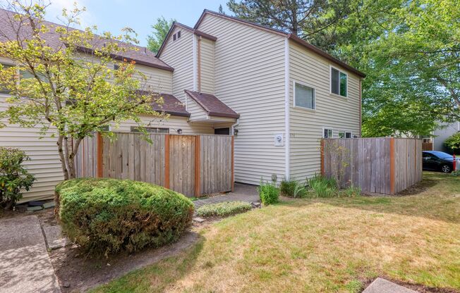 UTILITIES INCLUDED: Beautiful 3-Bedroom Townhome in Cross Creek Village