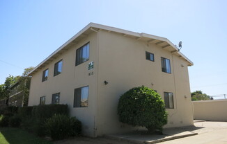 2 bed/1 bath in fourplex. Hardwood floor, balcony, and A/C!