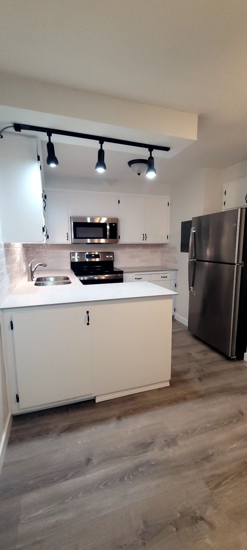 2 beds, 1 bath, $1,550, Unit 03