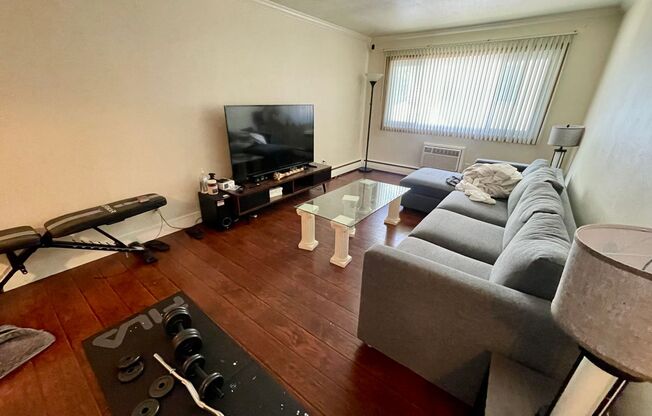 2425 N Oakland Ave