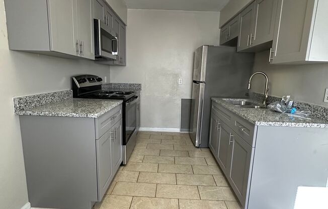 2 beds, 1 bath, 745 sqft, $1,100, Unit 724 W. 35TH ST #3