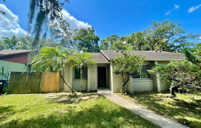 Cute 2/1 Duplex off Alafaya!