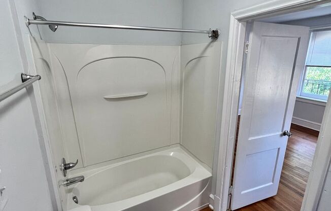 3 beds, 2 baths, $2,100, Unit Apt. 302