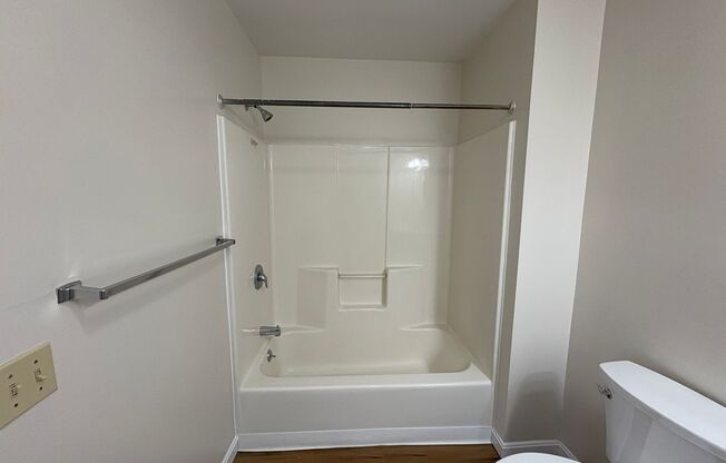 2 beds, 1 bath, 927 sqft, $2,100, Unit 139