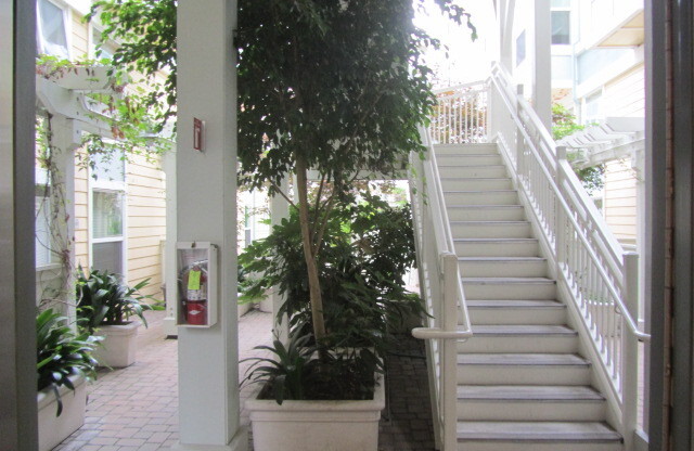 Downtown Oakland Secured access Condo with 2 Bth, Close to Bart.