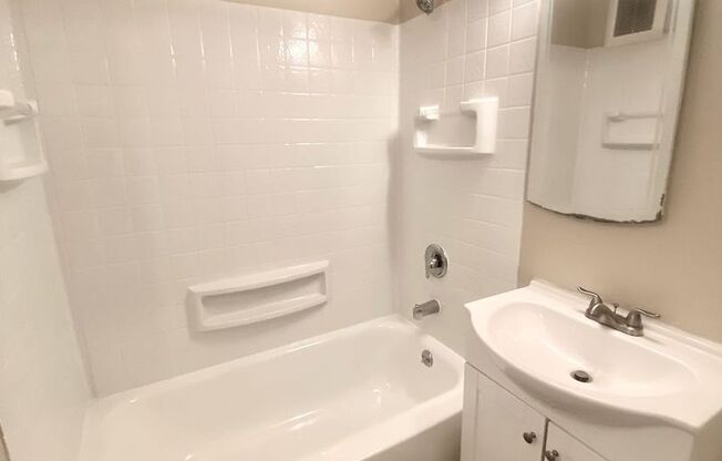2 beds, 1 bath, 785 sqft, $2,300, Unit 201