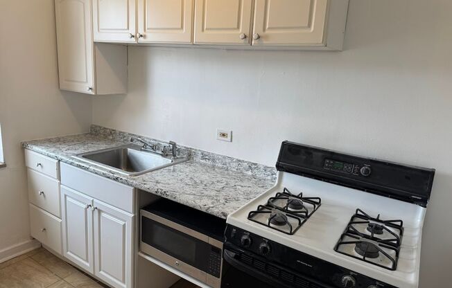 3 beds, 1 bath, $2,175, Unit 116B