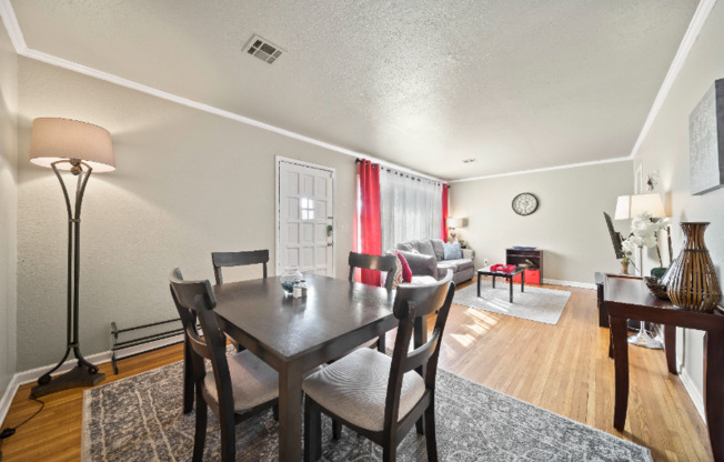 1206 W OAKWOOD DR