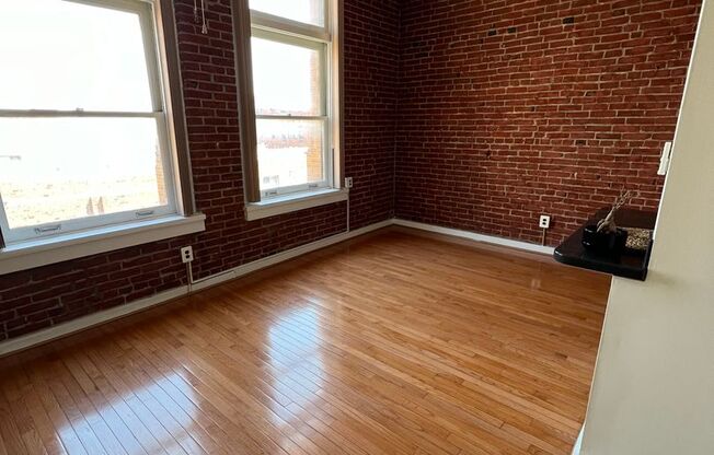 Luxurious 3-Bedroom Condo at 1010 Race Street! Available mid-June!