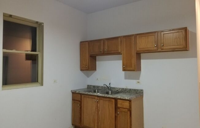 3 beds, 1 bath, $1,570