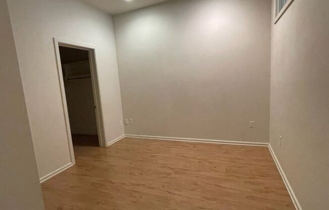 1 bed, 1 bath, 806 sqft, $1,115, Unit 06